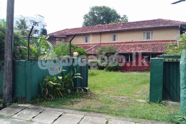 Code 3852 Land with a bungalow for sale Dehiwela