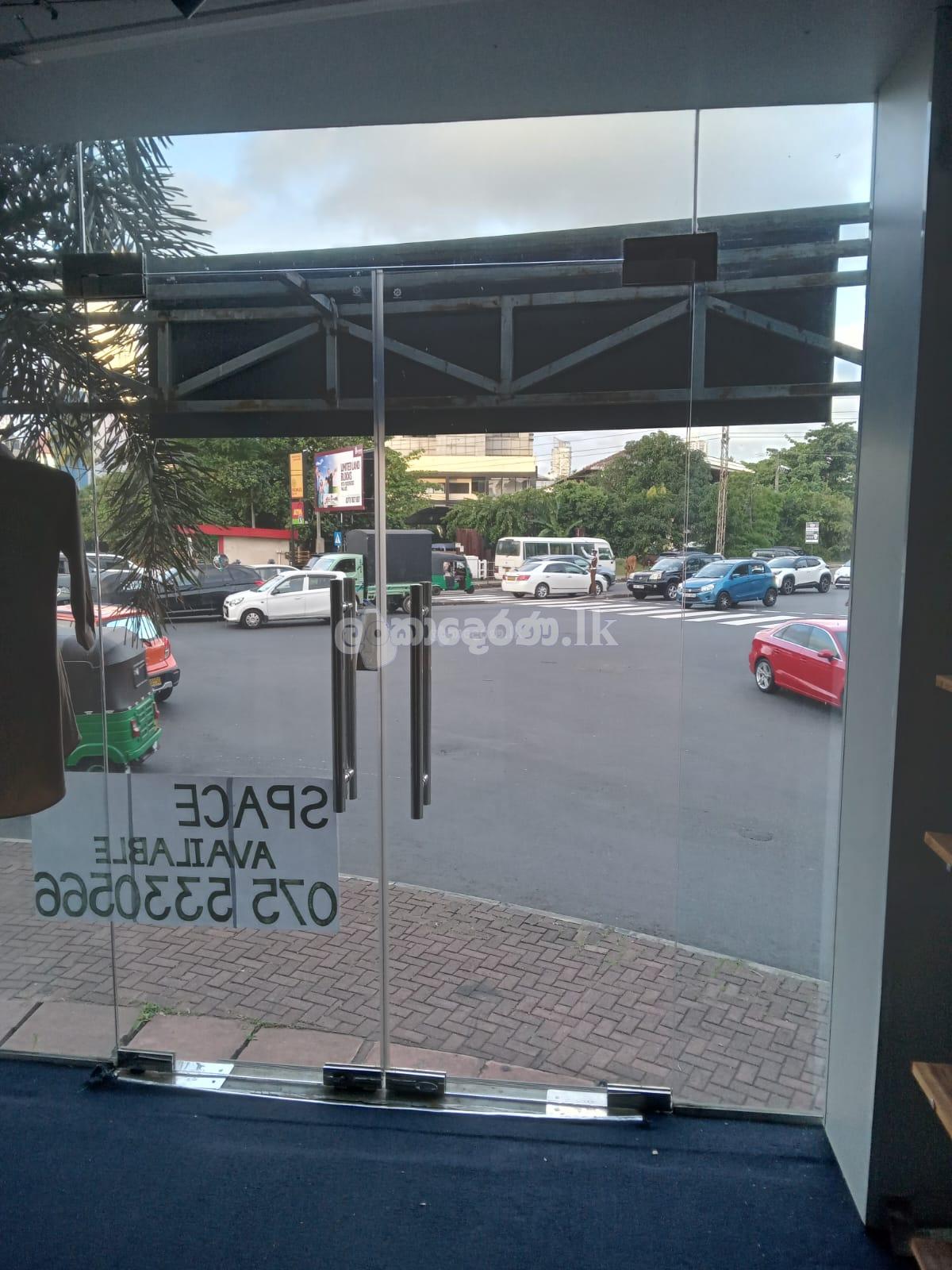 පාර්ලිමේන්තු පාරට මුහුණලා කුලියට දීමට කඩ සාප්පුවක්. කොළඹ 08