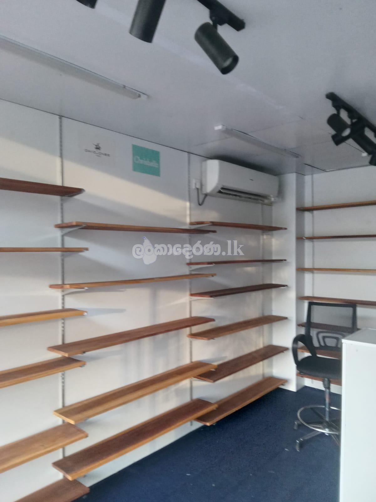 පාර්ලිමේන්තු පාරට මුහුණලා කුලියට දීමට කඩ සාප්පුවක්. කොළඹ 08