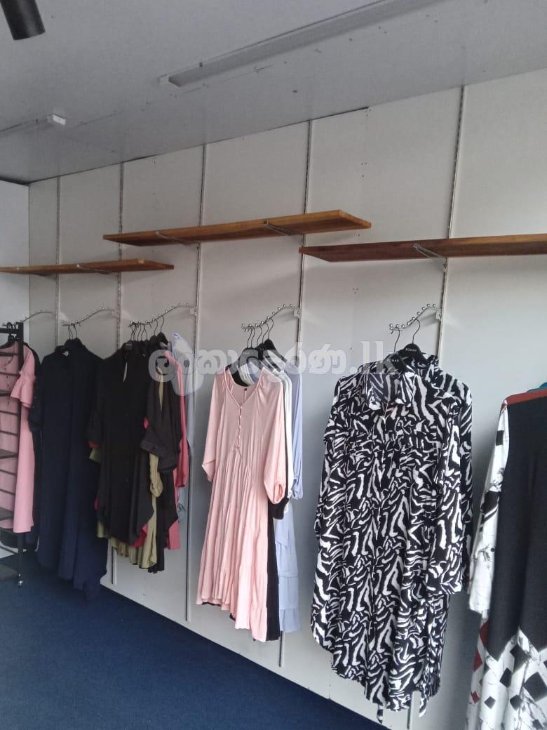 පාර්ලිමේන්තු පාරට මුහුණලා කුලියට දීමට කඩ සාප්පුවක්. කොළඹ 08